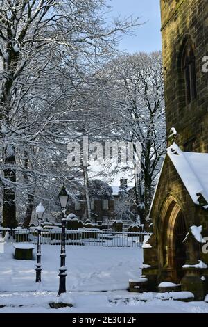 Musée Haworth Bronte, église et cimetière dans la neige, Bronte Country, West Yorkshire Banque D'Images