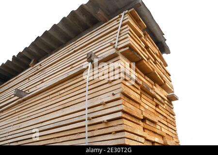 grandes piles de planches en bois isolées sur fond blanc. Banque D'Images