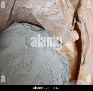 Poudre de ciment en sachet avant mélange. Fond de texture de béton Banque D'Images