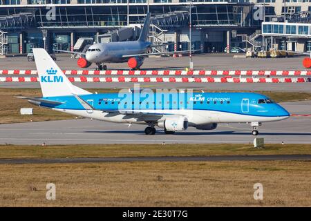 Stuttgart, Allemagne - 19 décembre 2020 : avion KLM cityhopper Embraer 175 à l'aéroport de Stuttgart (STR) en Allemagne. Banque D'Images