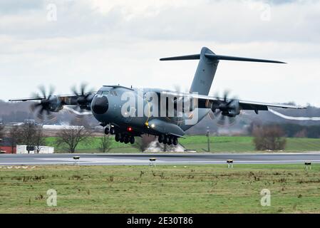Un Airbus A400M Atlas de l'armée de l'air belge est prêt à atterrir à l'aéroport de Bruxelles. Banque D'Images