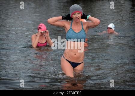 Mlada Boleslav, République tchèque. 16 janvier 2021. Les nageurs polaires participent à une séance d'entraînement en natation partielle dans le fleuve Jizera à Mlada Boleslav en République tchèque (à 50 kilomètres au nord de Prague). Température de l'eau de 1 degrés Celsius. La température moyenne de Mlada Boleslav est de moins 7 degrés Celsius. Credit: Slavek Ruta/ZUMA Wire/Alamy Live News Banque D'Images