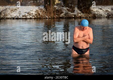 Mlada Boleslav, République tchèque. 16 janvier 2021. Les nageurs polaires participent à une séance d'entraînement en natation partielle dans le fleuve Jizera à Mlada Boleslav en République tchèque (à 50 kilomètres au nord de Prague). Température de l'eau de 1 degrés Celsius. La température moyenne de Mlada Boleslav est de moins 7 degrés Celsius. Credit: Slavek Ruta/ZUMA Wire/Alamy Live News Banque D'Images