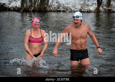 Mlada Boleslav, République tchèque. 16 janvier 2021. Les nageurs polaires participent à une séance d'entraînement en natation partielle dans le fleuve Jizera à Mlada Boleslav en République tchèque (à 50 kilomètres au nord de Prague). Température de l'eau de 1 degrés Celsius. La température moyenne de Mlada Boleslav est de moins 7 degrés Celsius. Credit: Slavek Ruta/ZUMA Wire/Alamy Live News Banque D'Images