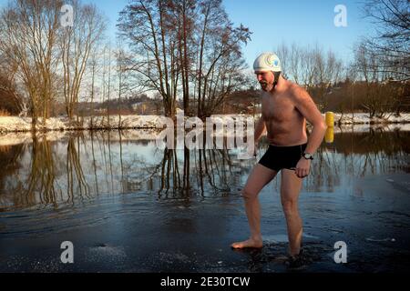 Mlada Boleslav, République tchèque. 16 janvier 2021. Les nageurs polaires participent à une séance d'entraînement en natation partielle dans le fleuve Jizera à Mlada Boleslav en République tchèque (à 50 kilomètres au nord de Prague). Température de l'eau de 1 degrés Celsius. La température moyenne de Mlada Boleslav est de moins 7 degrés Celsius. Credit: Slavek Ruta/ZUMA Wire/Alamy Live News Banque D'Images