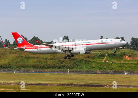 Chengdu, Chine - 21 septembre 2019 : avion Airbus A330-300 de Sichuan Airlines à l'aéroport de Chengdu (CTU) en Chine. Airbus est un fabricant d'avions européens Banque D'Images