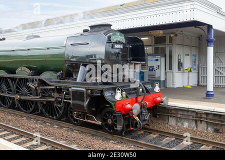 Train à vapeur Scotsman volant passant par la gare de Dalmeny à Queensferry, en Écosse Banque D'Images