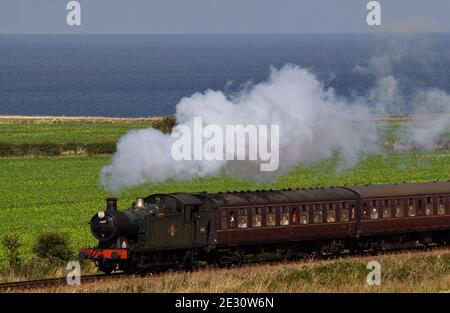 GWR 5600 classe, 0-6-2T, moteur à vapeur tirant un train plein de passagers sur le chemin de fer de North Norfolk. Banque D'Images