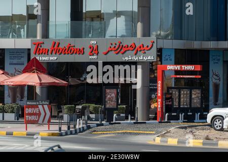 12.24.2020 - RAK, RAK, Émirats arabes Unis - « Tim Horton's Coffee Shop Cafe store and drive in English and Arabic in the Middle East ». Banque D'Images