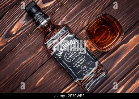Kharkiv, Ukraine, 14 janvier 2021 : bouteille pleine du no 5 de Jack Daniel sur des planches de bois brun foncé. Un verre de whisky américain. Boisson forte. Ancienne br Banque D'Images