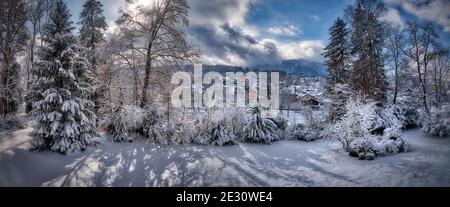 DE - BAVIÈRE: Hiver à Bad Toelz (Badeteil) avec la montagne de Blomberg en arrière-plan Banque D'Images