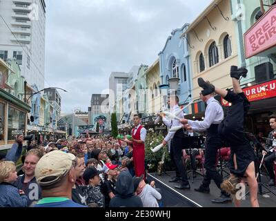 Christchurch, Nouvelle-Zélande. 16 janvier 2021. Les gens regardent des artistes qui se produisent pendant le Backyard Buskers Festival qui a eu lieu à Christchurch, en Nouvelle-Zélande, le 16 janvier 2021. Le festival annuel Bread & Circus Buskers au cœur de Christchurch, en Nouvelle-Zélande, a été transformé en festival Backyard Buskers en 2021 en raison des restrictions de la COVID-19 qui exclut les participants étrangers. Ouvert vendredi, le festival se déroule sur trois week-ends et des vacances scolaires d'été au cœur de Christchurch centrale, et se terminera le 31 janvier. Crédit: Lu Huaiqian/Xinhua/Alamy Live News Banque D'Images