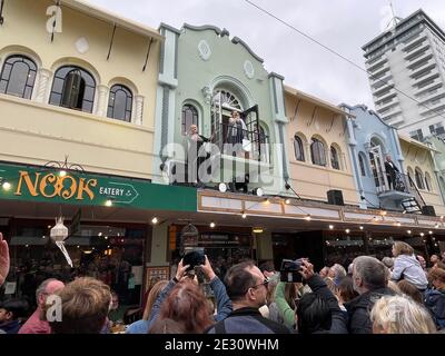 Christchurch, Nouvelle-Zélande. 16 janvier 2021. Les gens regardent des artistes qui se produisent pendant le Backyard Buskers Festival qui a eu lieu à Christchurch, en Nouvelle-Zélande, le 16 janvier 2021. Le festival annuel Bread & Circus Buskers au cœur de Christchurch, en Nouvelle-Zélande, a été transformé en festival Backyard Buskers en 2021 en raison des restrictions de la COVID-19 qui exclut les participants étrangers. Ouvert vendredi, le festival se déroule sur trois week-ends et des vacances scolaires d'été au cœur de Christchurch centrale, et se terminera le 31 janvier. Crédit: Lu Huaiqian/Xinhua/Alamy Live News Banque D'Images