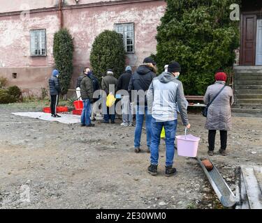 16 décembre 2020, Skotniki, Malopolska, Pologne: Les clients attendent en ligne pour acheter de la carpe... à Skotniki près de Cracovie, les religieuses de la commande bénédictine marchent et vendent du poisson, traditionnel en Pologne, servi le réveillon de Noël - carpe. (Image de crédit : © Alex Bona/SOPA Images via ZUMA Wire) Banque D'Images