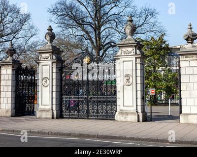 Victoria Gate à Kew Gardens à Londres Angleterre Royaume-Uni entrée principale au jardin botanique du parc public qui est une destination touristique populaire Banque D'Images