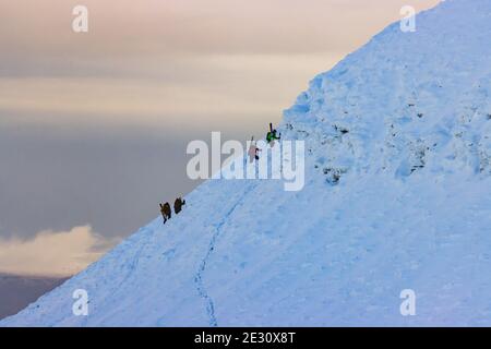 PEN-Y-FAN, PAYS DE GALLES, Royaume-Uni - DÉCEMBRE 06 2020 : les skieurs se reposent sur la neige lors d'une journée ensoleillée dans les montagnes Brecon Beacons Banque D'Images