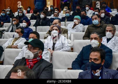 Srinagar, Inde. 16 janvier 2021. Les médecins cachemiriens portent des masques de visage lorsqu'ils assistent à la campagne de vaccination dans un hôpital gouvernemental de Srinagar. Après un an après le début de la pandémie du coronavirus, qui a fait plus de 150.000 morts en Inde, le Premier ministre Narendra Modi a lancé aujourd'hui une campagne nationale de vaccination contre Covid-19. Crédit : SOPA Images Limited/Alamy Live News Banque D'Images