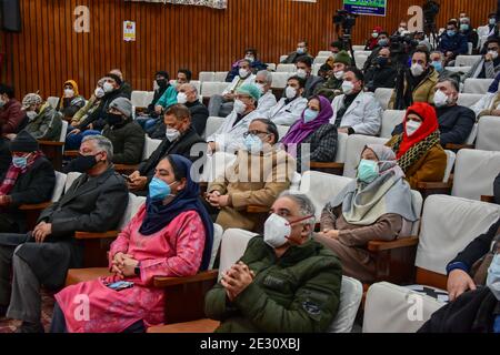 Srinagar, Inde. 16 janvier 2021. Les médecins cachemiriens portent des masques de visage lorsqu'ils assistent à la campagne de vaccination dans un hôpital gouvernemental de Srinagar. Après un an après le début de la pandémie du coronavirus, qui a fait plus de 150.000 morts en Inde, le Premier ministre Narendra Modi a lancé aujourd'hui une campagne nationale de vaccination contre Covid-19. Crédit : SOPA Images Limited/Alamy Live News Banque D'Images