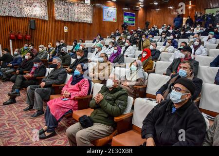 Srinagar, Inde. 16 janvier 2021. Les médecins cachemiriens portent des masques de visage lorsqu'ils assistent à la campagne de vaccination dans un hôpital gouvernemental de Srinagar. Après un an après le début de la pandémie du coronavirus, qui a fait plus de 150.000 morts en Inde, le Premier ministre Narendra Modi a lancé aujourd'hui une campagne nationale de vaccination contre Covid-19. Crédit : SOPA Images Limited/Alamy Live News Banque D'Images