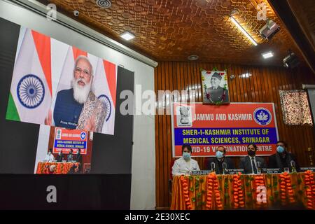 Srinagar, Inde. 16 janvier 2021. Le Premier ministre indien Narendra Modi s'adresse à un public lors d'une campagne de vaccination dans un hôpital de Srinagar. Après un an après le début de la pandémie du coronavirus, qui a fait plus de 150.000 morts en Inde, le Premier ministre Narendra Modi a lancé aujourd'hui une campagne nationale de vaccination contre Covid-19. Crédit : SOPA Images Limited/Alamy Live News Banque D'Images