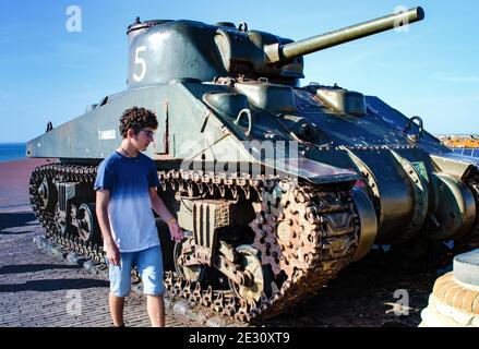 Westkapelle, pays-Bas, août 2019. Un char, vestige de la Seconde Guerre mondiale, sert de mémorial le long de la route qui surmonte le tha artificiel de colline Banque D'Images