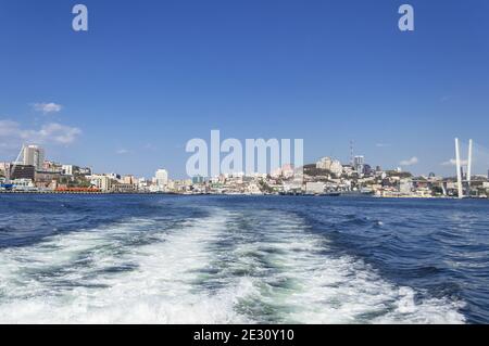 Vue sur le paysage urbain ensoleillé de Vladivostok depuis la mer Banque D'Images