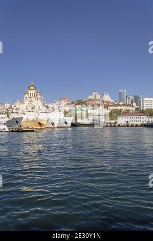 Paysage urbain de Vladivostok le jour ensoleillé de la mer Banque D'Images