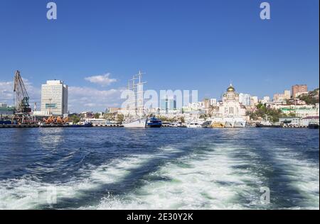 Vladivostok paysage urbain sur une vue de jour ensoleillée de la mer Banque D'Images