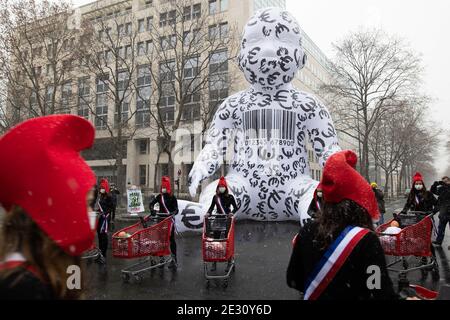 Des manifestants portant une casquette de Phrygian et poussant une voiturette à côté d'une montgolfière géante lors d'une manifestation organisée par la manif pour tous les militants conservateurs pro-vie du groupe 'la Manif pour tous' contre le projet de loi de bioéthique sur la procréation médicalement assistée (PMA - procréation médicalement Assistee) À côté du ministre de la Santé, à Paris, en France, le 16 2021 janvier. Photo de Raphael Lafargue/ABACAPRESS.COM Banque D'Images