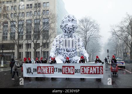 Les manifestants portant une casquette de Phrygian à côté d'un ballon géant pour bébé tenant une bannière nous vendons, achètent des enfants lors d'une manifestation appelée par la manif pour tous les militants conservateurs pro-vie groupe 'la Manif pour tous' contre le projet de loi de bioéthique sur la procréation médicalement assistée (PMA - procréation médicalement Assistee) À côté du ministre de la Santé, à Paris, en France, le 16 2021 janvier. Photo de Raphael Lafargue/ABACAPRESS.COM Banque D'Images