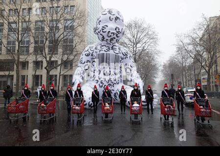 Des manifestants portant une casquette de Phrygian et poussant une voiturette à côté d'une montgolfière géante lors d'une manifestation organisée par la manif pour tous les militants conservateurs pro-vie du groupe 'la Manif pour tous' contre le projet de loi de bioéthique sur la procréation médicalement assistée (PMA - procréation médicalement Assistee) À côté du ministre de la Santé, à Paris, en France, le 16 2021 janvier. Photo de Raphael Lafargue/ABACAPRESS.COM Banque D'Images