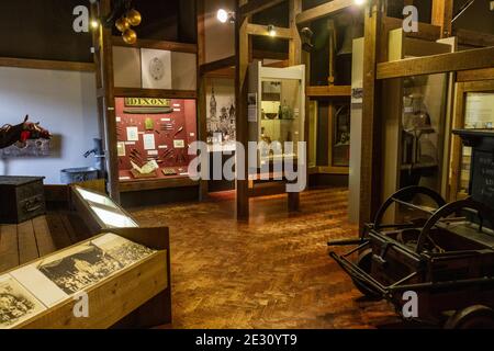 Vue générale de la galerie d'histoire sociale, Salisbury Museum, Salisbury, Wiltshire, Royaume-Uni. Banque D'Images