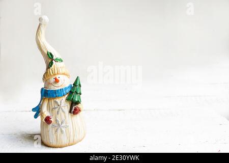 bonhomme de neige de noël tenant le pin sur fond blanc, carte d'hiver Banque D'Images bonhomme de neige de noël tenant le pin sur fond blanc, carte d'hiver Banque D'Images