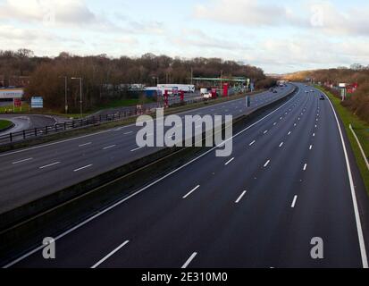 Une M25 près déserte à la station de service de Claquette Lane sur la frontière Surrey / Kent , Royaume-Uni . Ce fameux tronçon d'autoroute est normalement rempli de tra Banque D'Images