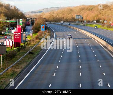 Une M25 près déserte à la station de service de Claquette Lane sur la frontière Surrey / Kent , Royaume-Uni . Ce fameux tronçon d'autoroute est normalement rempli de tra Banque D'Images