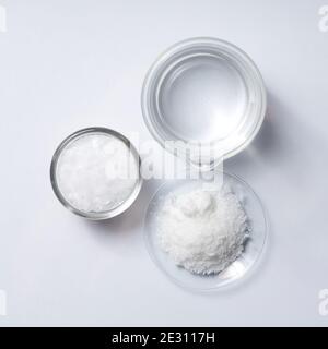 Ingrédient chimique cosmétique sur la table de laboratoire. Cire microcristalline, chlorure de potassium (KCl). Banque D'Images