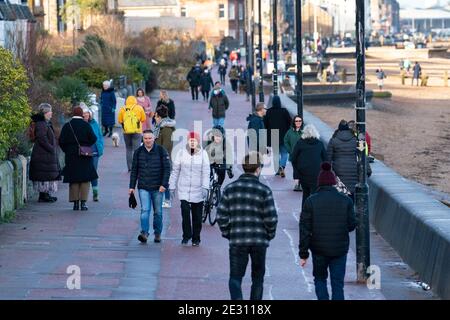 Portobello, Écosse, Royaume-Uni. 16 janvier 2021. Malgré le verrouillage national et le resserrement actuel des restrictions sur le service des repas à emporter et des rassemblements sociaux, la promenade et la plage de Portobello se sont avérées aussi populaires que jamais samedi après-midi, de nombreux membres du public se rendant à pied et visiter des cafés qui proposent des plats et des boissons à emporter. Aucune patrouille de police n'était évidente. Iain Masterton/Alay Live News Banque D'Images