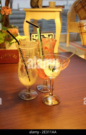 Vue rapprochée de nombreux verres en plastique sale et assiettes en céramique sur le plateau spécial de la plage de l'hôtel. Photographie couleur horizontale Banque D'Images