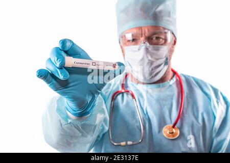 Tube de test avec un test positif pour l'infection du coronavirus Covid 19 dans la main du médecin. Test du coronavirus. Un médecin tient un tube à essai contenant un p Banque D'Images