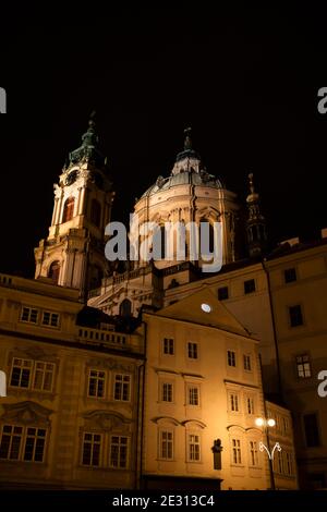 Eglise de Saint Nicolas ( kostel svateho Mikulase ), petite ville ( Mala Strana ), Prague, République Tchèque Czechia - beau bâtiment sacré fait en b Banque D'Images