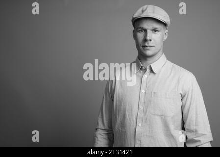 Man wearing hat finlandais contre l'arrière-plan gris Banque D'Images