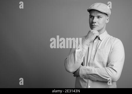 Man wearing hat finlandais contre l'arrière-plan gris Banque D'Images