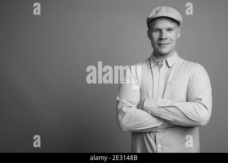 Man wearing hat finlandais contre l'arrière-plan gris Banque D'Images