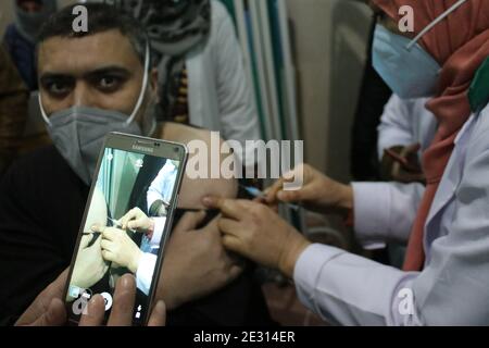 Srinagar, Inde. 16 janvier 2021. Le 16 janvier 2021, un docteur cachemiri reçoit un vaccin Covid19 dans un hôpital gouvernemental de Sopore Kashmir. (Photo par Mohammad Abu Bakar/Pacific Press/Sipa USA) crédit: SIPA USA/Alay Live News Banque D'Images