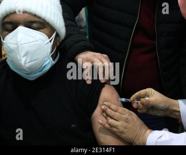 Srinagar, Inde. 16 janvier 2021. Le 16 janvier 2021, un docteur cachemiri reçoit le vaccin Covid19 dans un hôpital gouvernemental de Sopore Kashmir. (Photo par Mohammad Abu Bakar/Pacific Press/Sipa USA) crédit: SIPA USA/Alay Live News Banque D'Images