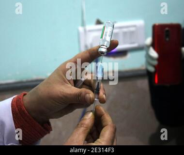 Srinagar, Inde. 16 janvier 2021. Un travailleur médical se prépare à donner le vaccin Covid19 à un médecin dans un hôpital gouvernemental de Sopore Cachemire le 16 janvier 2021. (Photo par Mohammad Abu Bakar/Pacific Press/Sipa USA) crédit: SIPA USA/Alay Live News Banque D'Images