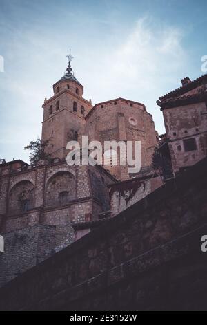 Les belles rues d'Albarracin, une ville frontalière historique dans les collines espagnoles. Banque D'Images