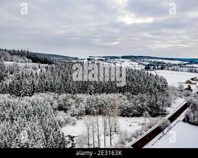 Une illustration aérienne d'un drone montre un paysage hivernal enneigé à Hogne, en Wallonie, le samedi 16 janvier 2021. BELGA PHOTO BRUNO FAHY Banque D'Images