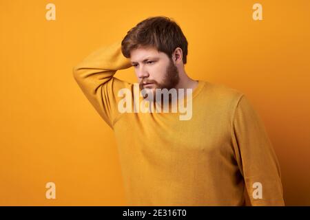 Homme Baerded en t-shirt noir sur fond gris. Photo monochrome, noir et blanc Banque D'Images