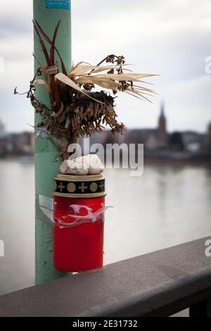 bougie mémorial et fleurs séchées pour une personne décédée sur le pont de Rodenkirchen, pont de l'autoroute A4, Cologne, Allemagne. Verkauf und Verkauf Banque D'Images